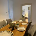 Wohnen Mit Kuenstlerflair In