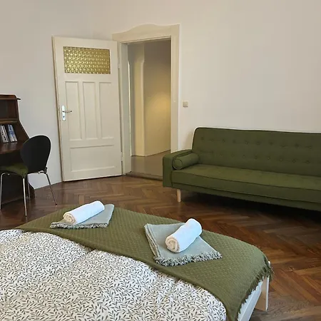 Apartment Wohnen Mit Kuenstlerflair In