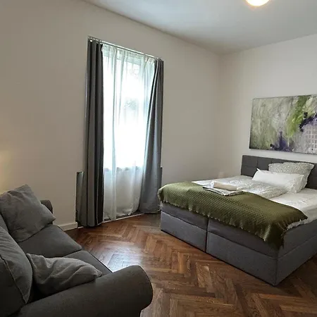 Wohnen Mit Kuenstlerflair In Apartment *
